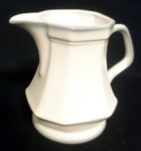 Lade das Bild in den Galerie-Viewer, 3er Set MILCHKÄNNCHEN &amp; ZUCKERDOSE MIT DECKEL - Porzellan, Rand Linien Relief Motiv Dekor
