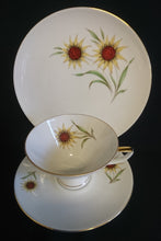 Lade das Bild in den Galerie-Viewer, 3er TEE SAMMELGEDECK - Porzellan, Klassisch Style, Goldrand Sonnenblumen Blüten Pflanzen Motiv Dekor
