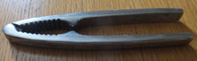 Lade das Bild in den Galerie-Viewer, NUSSKNACKER ZANGE - Metall / Edelstahl, Klassische Form Dekor
