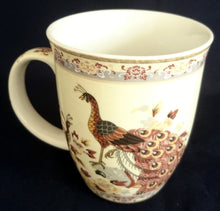 Lade das Bild in den Galerie-Viewer, KAFFEETASSE ~POTT - Porzellan, Pfau Vogel Blumen Flora Fauna Motiv Dekor, 24ct (Hartvergoldet)

